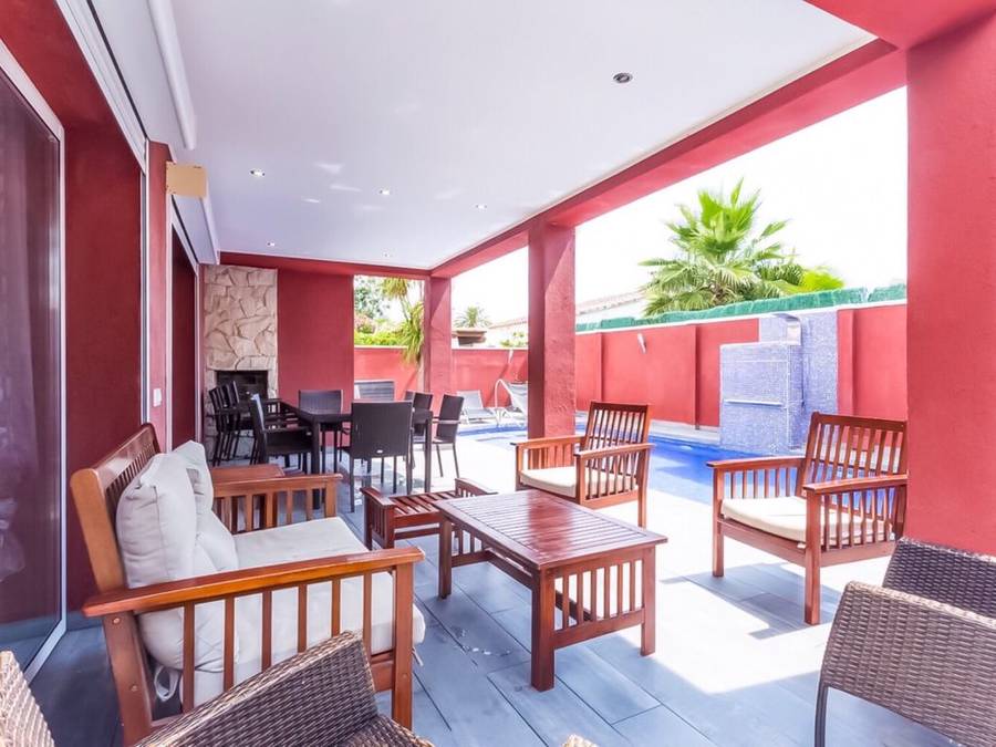 Preciosa villa amb wifi, piscina climatitzada, jacuzzi, bitlles