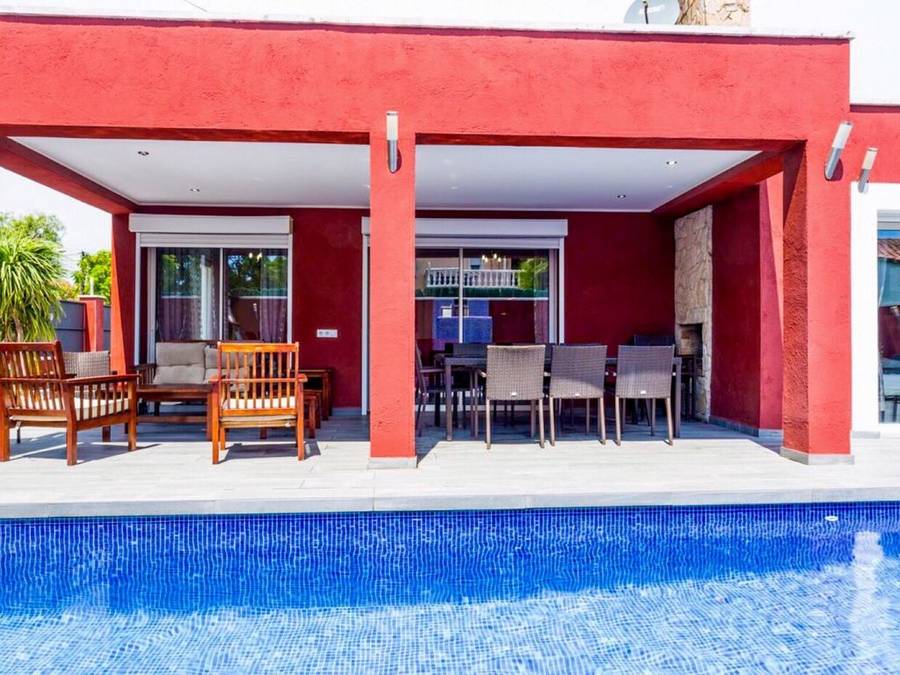 Magnifique villa avec wifi, piscine chauffée, jacuzzi, terrain de boules