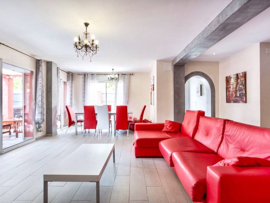 Preciosa villa amb wifi, piscina climatitzada, jacuzzi, bitlles