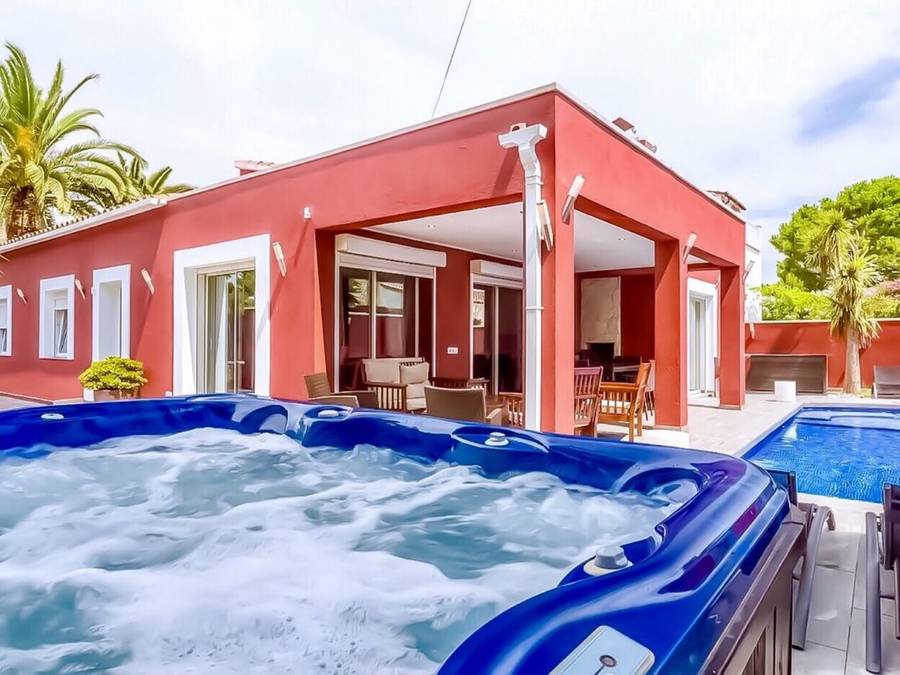 Preciosa villa amb wifi, piscina climatitzada, jacuzzi, bitlles