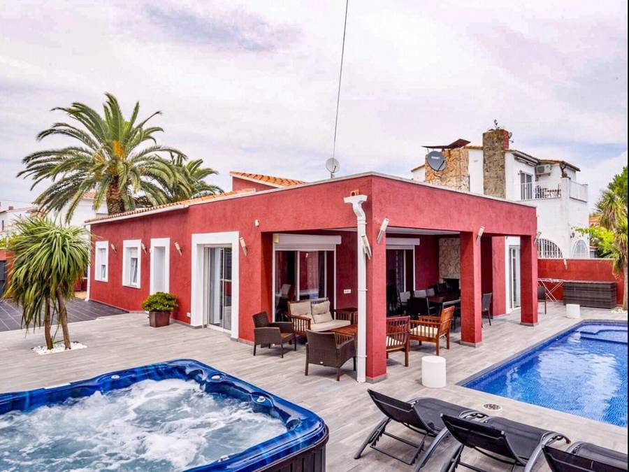 Magnifique villa avec wifi, piscine chauffée, jacuzzi, terrain de boules