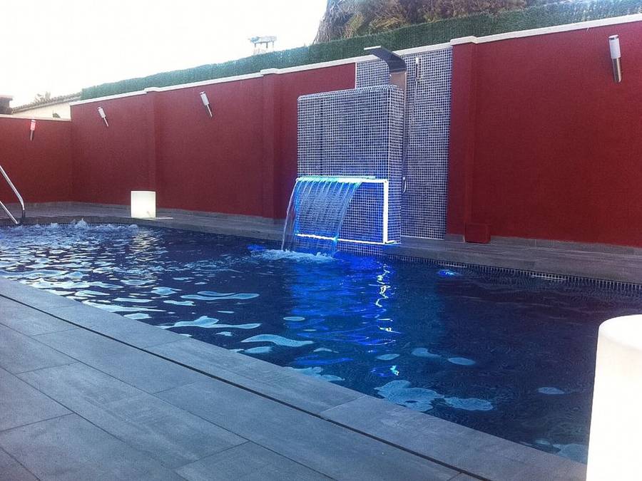 Preciosa villa amb wifi, piscina climatitzada, jacuzzi, bitlles