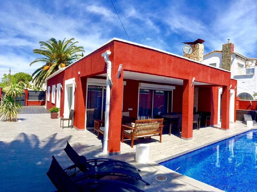 Preciosa villa amb wifi, piscina climatitzada, jacuzzi, bitlles