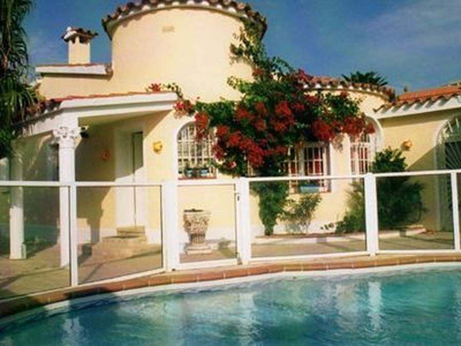 Superb single storey villa just steps from the beach of Empuriabrava