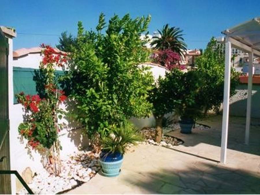 Superb single storey villa just steps from the beach of Empuriabrava