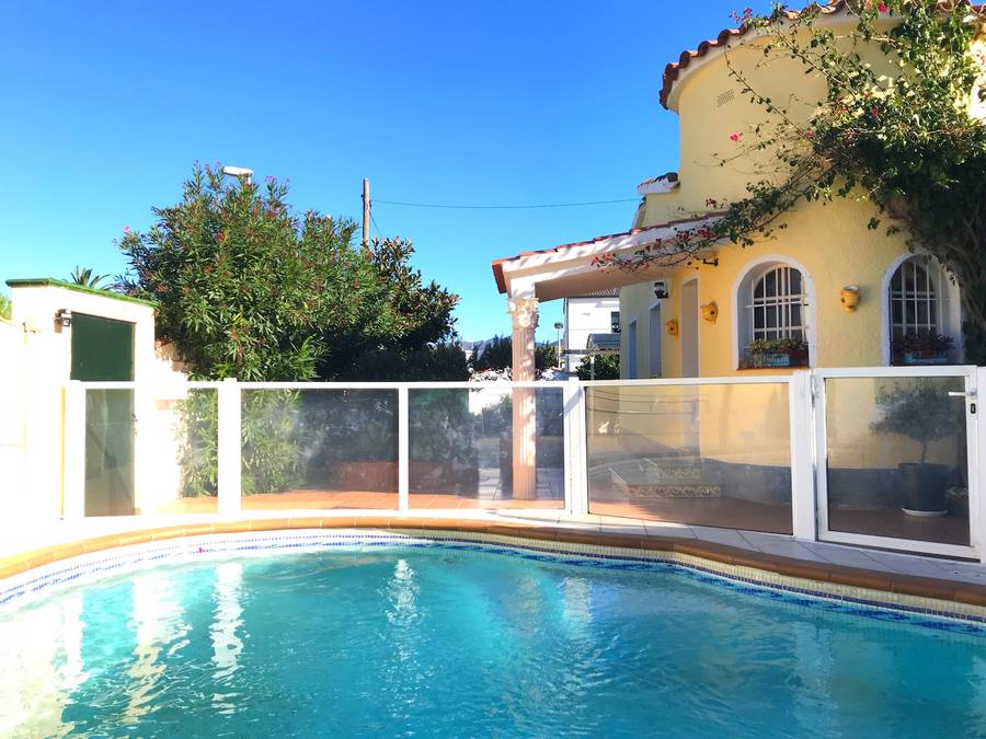 Superb single storey villa just steps from the beach of Empuriabrava